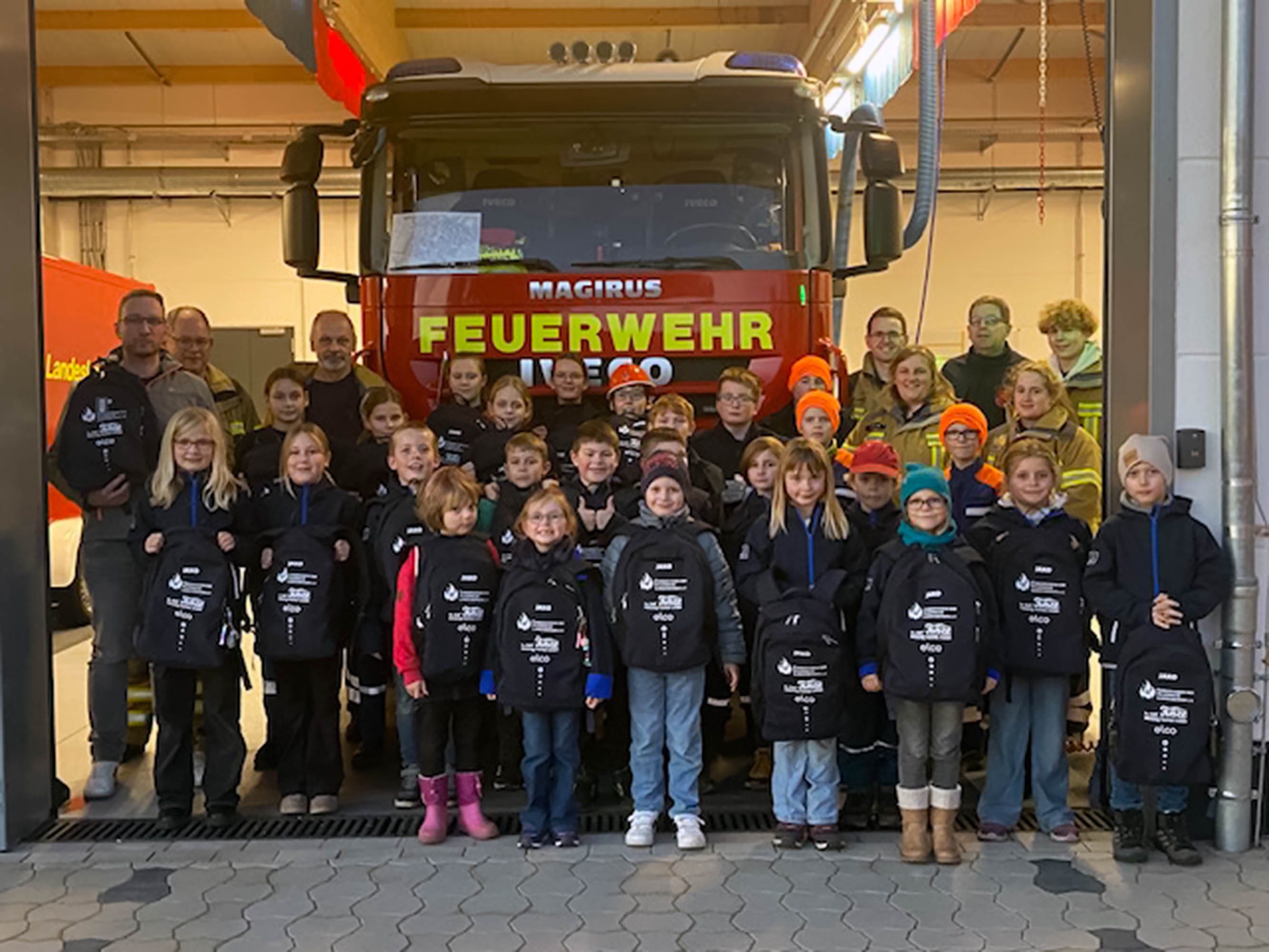 Jugendfeuerwehr%202025-11-06%20Rucksack%C3%BCbergabe%20%282%29